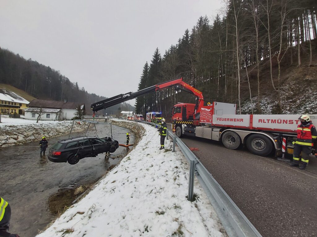 Mehr über den Artikel erfahren KFZ Bergung aus Bach