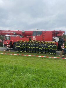 Mehr über den Artikel erfahren Großübung in Altmünster: Feuerwehr probt Ernstfall eines Busunglücks