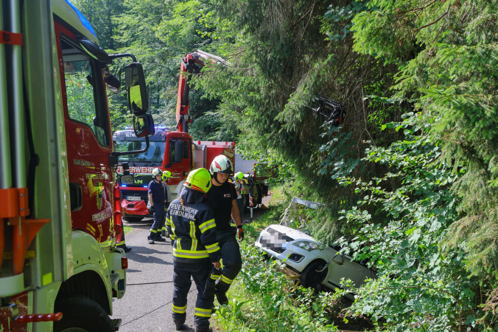 Mehr über den Artikel erfahren PKW in Bachbett gestürzt – Personenrettung in Schwarzenbach