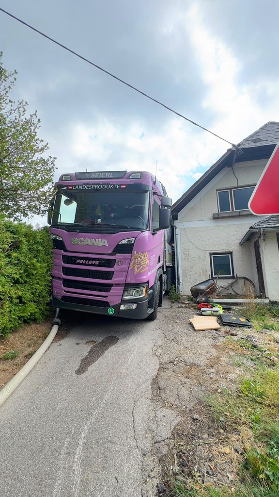 Mehr über den Artikel erfahren 🚨 SPEKTAKULÄRE LKW-BERGUNG IM SCHÜTZERLEITENWEG🚒